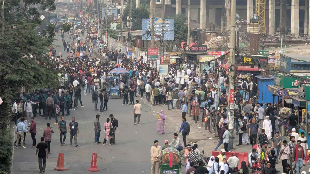 যমুনা ফিউচার পার্কের সামনে সড়ক অবরোধ মোবাইল দোকানিদের